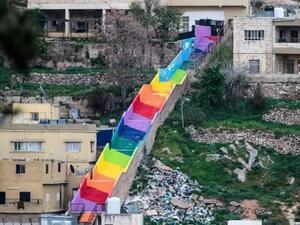 أدراج بألوان علم الفخر (تويتر: SaaidahYssar@)