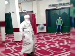 إمام يلعب كرة القدم داخل أحد المساجد