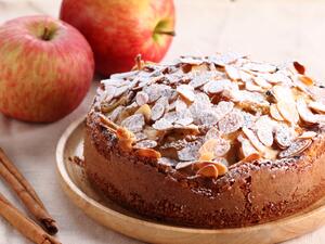 كعكة التفاح المحشو بالتوت البري