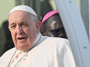 البابا فرنسيس خلال القائه كلمة أمام عشرات الآلاف في العاصمة جوبا (أ ف ب)