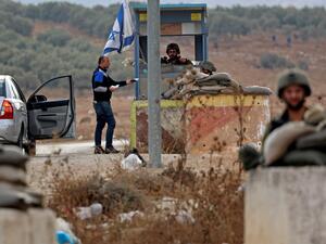 حاجز لقوات الإحتلال الاسرائيلي على مدخل بلدة بيت فوريك شرق مدينة نابلس (أ ف ب)