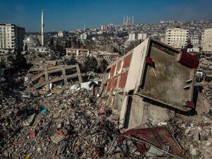 جانب من الدمار في إحدى مدن تركيا جراء الزلزال (أ ف ب)