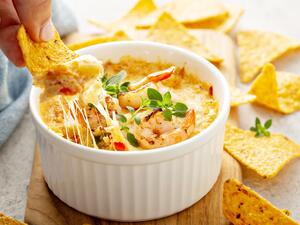 غموس الذرة والجبن الحار من المطبخ المكسيكي 