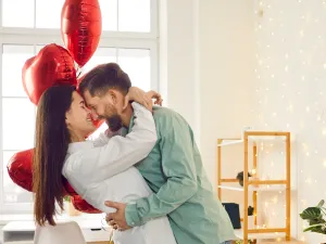 في يوم العناق ماذا تعني أنواع العناق المختلفة؟