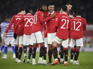 Manchester United's Brazilian midfielder Casemiro (C) celebrates with teammates after scoring their second goal during the English FA Cup fourth round football match between Manchester United and Reading at Old Trafford in Manchester, north west England, on January 28, 2023. (Photo by Oli SCARFF / AFP)