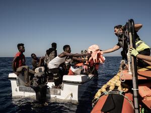 قارب مهاجرين في البحر المتوسط (أ ف ب)