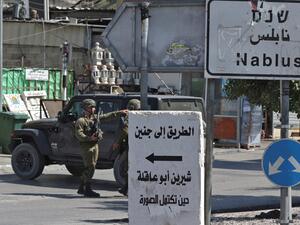 عناصر من قوات الإحتلال الاسرائيلي شرق مدينة نابلس (أ ف ب)
