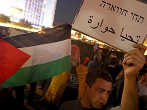 الآلاف يشاركون في مظاهرة بمدينة تل أبيب ضد حكومة بنيامين نتنياهو المتطرفة (أ ف ب)