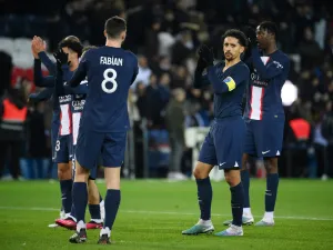 Paris Saint-Germain's Brazilian defender Marquinhos (R) celebrates with teammates after winning the French L1 football match between Paris Saint-Germain (PSG) and Toulouse FC at the Parc des Princes stadium in Paris on February 4, 2023. (Photo by FRANCK FIFE / AFP)
