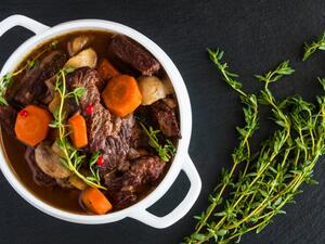 اللحم المضغوط مع الخضار في القدر الهولندي 