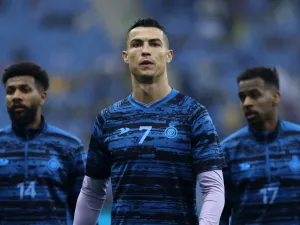 Nassr's Portuguese forward Cristiano Ronaldo (C) warms up ahead of the Saudi Super Cup semi-final football match between Al-Ittihad and Al-Nassr at the King Fahd Stadium in Riyadh on January 26, 2023. (Photo by Fayez NURELDINE / AFP)