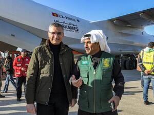 وصول أول طائرة مساعدات سعودية إلى مطار حلب الدولي (أ ف ب)