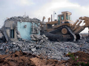 الاحتلال يمارس جريمة مصادرة الاراضي وهدم المباني ويندد بالموقف الدولي الرافض