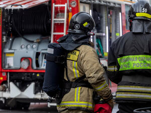 رجال إطفاء يخمدون حريقًا في مبنى قديم وسط موسكو ، روسيا.