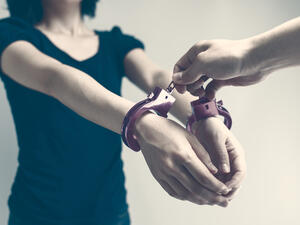  السيدة حيةٌ ترزق وانها نفذت مسرحية لإخفاء جريمة النصب والاحتيال.