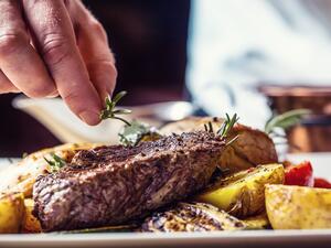 صينية ستيك بالثوم والبطاطا