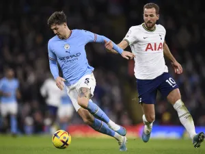 Tottenham Hotspur's English striker Harry Kane (R) vies with Manchester City's English defender John Stones during the English Premier League football match between Manchester City and Tottenham Hotspur at the Etihad Stadium in Manchester, north west England, on January 19, 2023. (Photo by Oli SCARFF / AFP)
