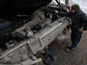 جندي اوكراني يصلح دبابة معطوبة 