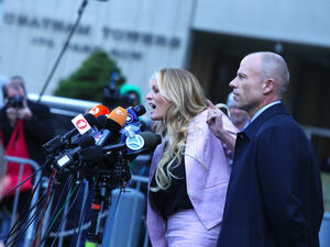 نجمة الأفلام الإباحية ستيفاني كليفورد (المعروفة باسمها المستعار ستورمي دانيالز)