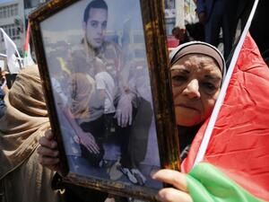 ويبلغ عدد الأسرى في سجون الاحتلال نحو 4780، من بينهم 160 طفلًا و29 أسيرة، و914 معتقلًا إداريًّا.