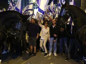 تستمر الاشتباكات والمواجهات مع قوات الشرطة في عدة بلدات ومدن