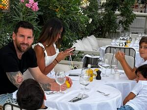 ميسي برفقة عائلته في أحد المطاعم