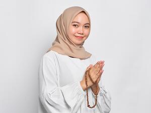 ما حكم نزول السائل البنّي القاتم على المرأة بعد انتهاء من الدورة الشهرية؟