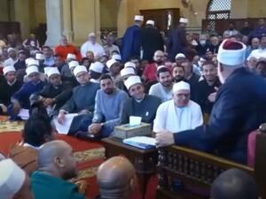 وثمن بعض المغردين تصرف الدكتور علي جمعة واعتبروه انتقادا مغلفا بالنكات ولم يشأ ان يجرح مشاعر المغادرين 