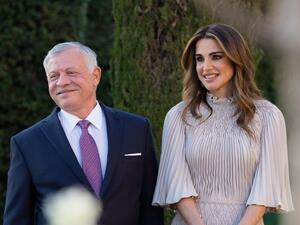 الملكة رانيا تخطف الأنظار في حفل زفاف ابنتها بفستان من ديور