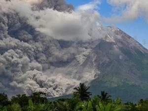 بركان ميرابي يثير الذعر بإندونيسيا