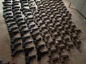 اعلنت القوات الاردنية انها عثرت على مسدسات مختلفة الأنواع عدد (127)، ومخازن (248) 