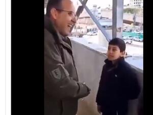  الطفل الفلسطيني كريم إياد أبو حاتوه يرفض مصافحة ضابط اسرائيلي
