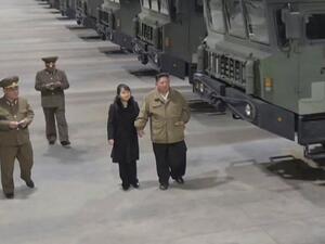 الرئيس الكوري مع ابنته يتفقدان الصواريخ