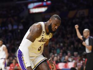 ليبرون جيمس خلال اللقاء (المصدر: أ ف ب)