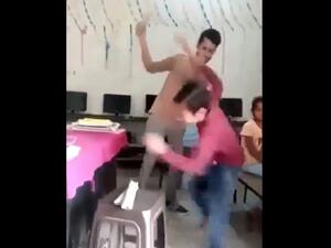 لقطة شاشة من تسجيل مصور لمعلم ينهال بالضرب على تلميذه
