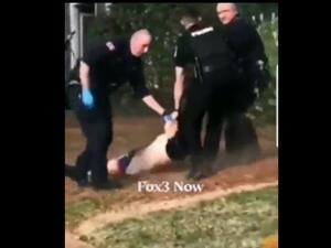 رجال شرطة عقب اطلاق النار عليهم (لقطة شاشة)