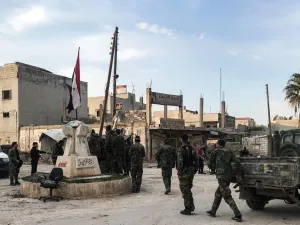 جنود من الجيش السوري يتجمعون مع الآليات في ساحة في محافظة إدلب