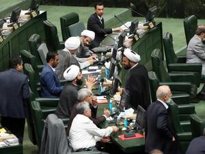  أعضاء البرلمان الإيراني خلال اجتماع في العاصمة طهران