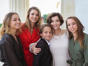 الملكة رانيا تعايد والدتها بمناسبة عيد الأم 