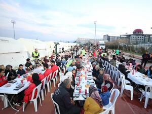 ناجون من زلزال تركيا يفطرون في كهرمان مرعش