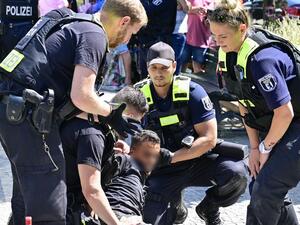إصابة 53 ضابطا باحتجاجات عنيفة في ألمانيا