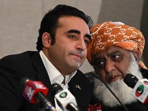 وزير الخارجية الباكستاني بيلاوال بوتو زرداري (إلى اليسار)