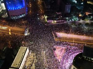 وسارع الوزير المتطرف ايتمار بن غفير لاصدار التعليمات بمنع إغلاق الطرق المرورية الرئيسية ومنع تعطيل عمل مطار بن غوريون .