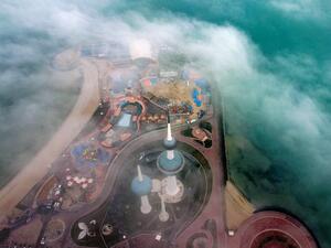 صورة جوية لأبراج الكويت خلال صباح ضبابي