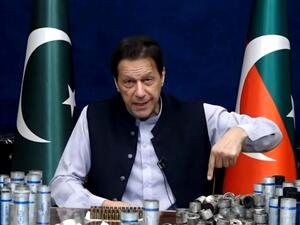 عمران خان يعرض عبوات الغاز المسيل للدموع المستهلكة التي أطلقت على منزله