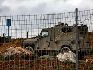 دورية عسكرية اسرائيلية تمر بمحاذاة الحدود اللبنانية