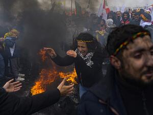 ابتهاج حول نار خلال احتفال كردي بعيد النوروز