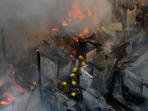 رجال الإطفاء يكافحون ألسنة اللهب بعد اندلاع حريق