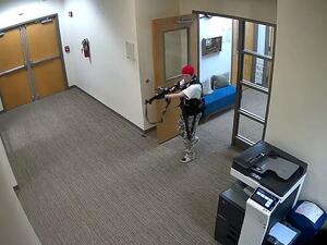 هيل يحمل بندقية داخل مبنى مدرسة في الولايات المتحدة الأمريكية