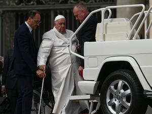 يستخدم البابا فرنسيس كرسيًا متحركًا منذ مايو 2022 بسبب آلام مزمنة في ركبته